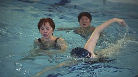 Soutěž ve štafetovém plavání seniorů „Přeplavme svůj La Manche“ vyhlásil už popáté projekt SenSen (Senzační senioři) Nadace Charty 77