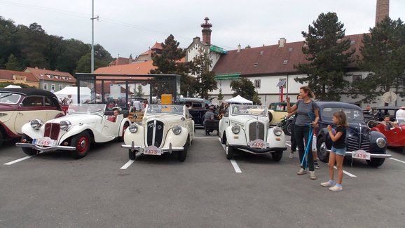 Tradice slavného závodu jižně od Prahy se udržuje přes sto let koronaviru navzdory