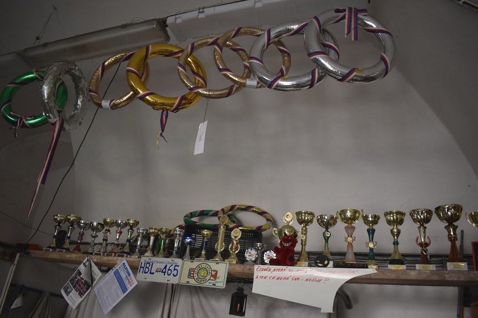 V garáži má George Negru vystavené ceny z amatérských závodů.