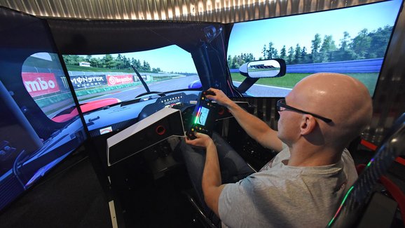 Simulátory v motorsportu: Co všechno umí a proč je realita trochu jiná