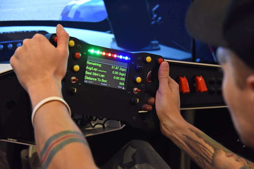 Na displeji volantu má pilot k dispozici údaje jako při běžném závodě