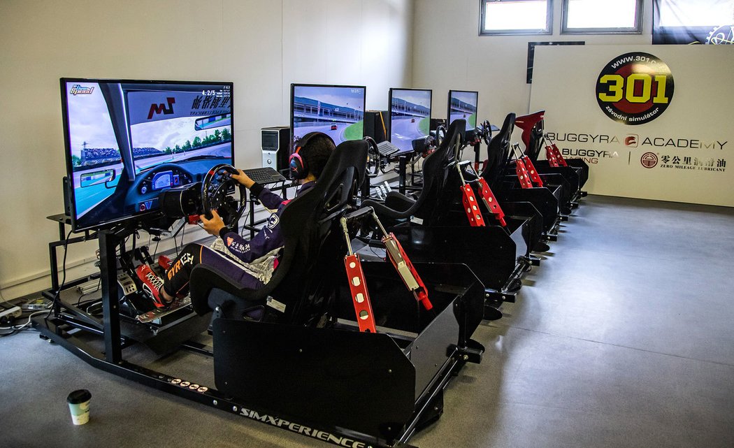 Jezdci týmu Buggyra se účastní virtuálního šampionátu s vozy kategorie GZT