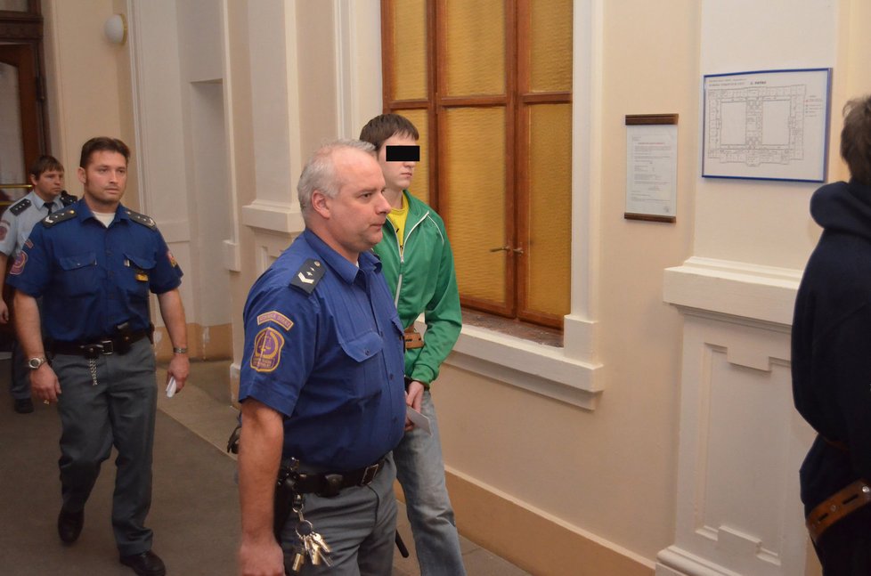 Justiční stráž přivádí k vazebnímu soudu Michala K., který je údajně hlavním pachatelem.