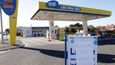 Zavřená benzínka v městě Anglet na jihozápadě Francie