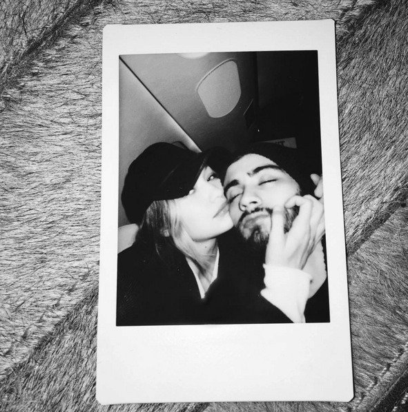 Zpěvák Zayn Malik (23) a Gigi Hadid (20) se dali dohromady nejspíš už koncem minulého roku, ale ani jeden nic nepřiznal. Až když Zayn přidal na svůj Instagram tuto fotku, bylo všechno jasné...