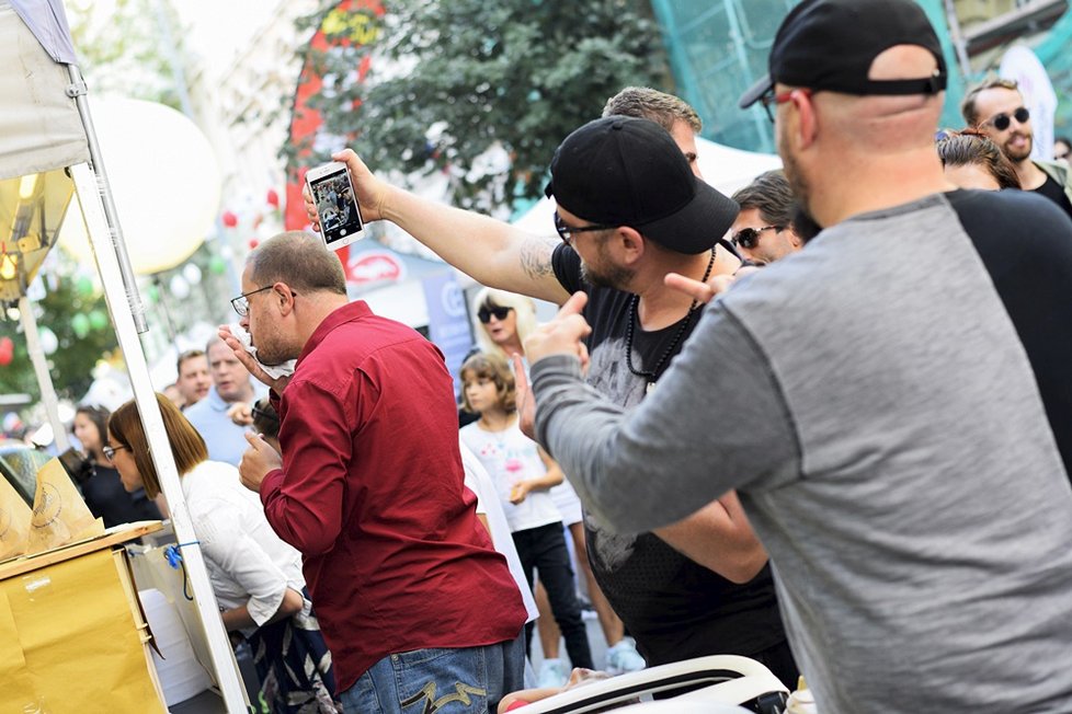 Tisíce Pražanů se vydaly do ulic. Vylákala je tradiční akce Zažít město jinak, která více než stovku míst proměnila v živá místa.