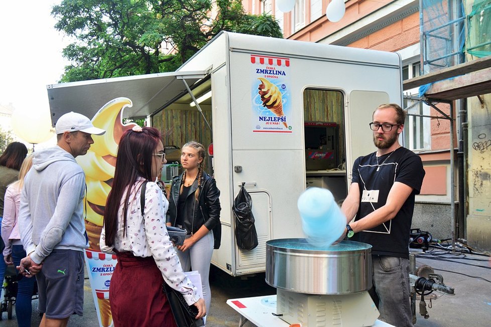 Tisíce Pražanů se vydaly do ulic. Vylákala je tradiční akce Zažít město jinak, která více než stovku míst proměnila v živé místo.