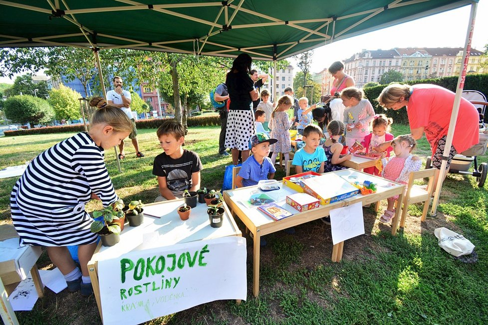 Tisíce Pražanů se vydaly do ulic. Vylákala je tradiční akce Zažít město jinak, která více než stovku míst proměnila v živé místo.