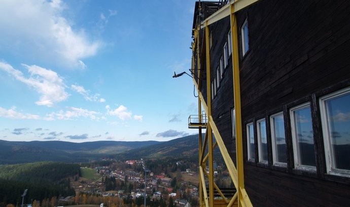 Bungee jumping z televizní věže v Harrachově. Bungee jumping je dnes již velmi známá adrenalinová aktivita, kterou v České republice vyzkoušely tisíce nadšených zájemců. A vystoupat na televizní věž rozhodčích v Harrachově, tedy do výšky 145 metrů nad městem Harrachov, to je zážitek sám o sobě. V Harrachově lze navíc skákat po celý rok od ledna až do prosince nehledě na počasí.