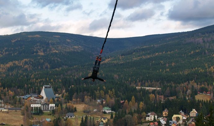 Bungee jumping z televizní věže v Harrachově. Bungee jumping je dnes již velmi známá adrenalinová aktivita, kterou v České republice vyzkoušely tisíce nadšených zájemců. A vystoupat na televizní věž rozhodčích v Harrachově, tedy do výšky 145 metrů nad městem Harrachov, to je zážitek sám o sobě. V Harrachově lze navíc skákat po celý rok od ledna až do prosince nehledě na počasí.