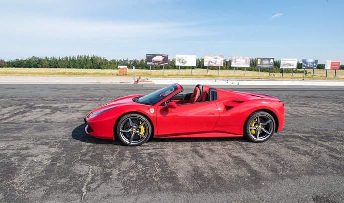 Jízda ve Ferrari. Červený sportovní vůz italské značky Ferrari je symbolem rychlosti a jízdního adrenalinu. Ferrari je zkrátka ikona mezi supersporty a až hodinová jízda na okruhu, silnici a nakonec i na dálnici rozhodně potěší každého držitele řidičského průkazu.