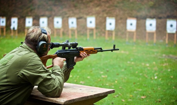 Střelba na střelnici. Vybraný soubor toho nejlepšího, co je ve světě zbraní k vidění. Zážitkové servery nabízí různé množství programů s výběrem mezi zbraněmi menšího i většího kalibru. Na své si přijdou nejen fanoušci akčních filmů s Keanu Reevesem, na obdarovaného totiž čekají i tři hodiny střelby s těmi nejznámějšími kousky jako je útočná puška M16 či legendární kalašnikov AK-47.