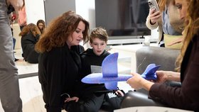 Dárek ho viditelně potěšil.