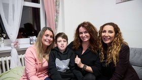 Dominik s maminkou a také zpěvačkou Olgou Lounovou a Petrou Řehořkovou, která je se svou Petra Clinic partnerkou projektu.