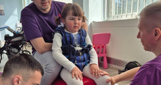 Půl roku po Zázraku Blesku: Pomohli jste rozhýbat Elišku (6) z Ostravy na jejím vozíku! Jezdit už chce sama!