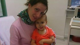 Adriana Čulenová se svou dcerou Kamilkou na jednom z vyšetření v nemocnici