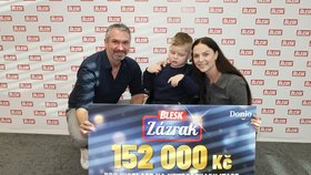 Jako by poděkoval šéfredaktorovi Blesku při předávání šeku. Od Nicolase přišlo i pohlazení.