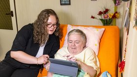 Podává jí jídlo, léky, pomáhá jí se zabavit.