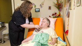 Andrea Mišovicová dává Věrce napít.