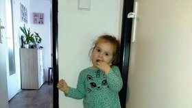 Vlasatá holčička prospívala a dělala rodičům radost. Pak se ale v 18 měsících vše zlomilo.
