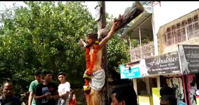 Ze sochy Krista v Indii kape voda. Místní to považují za zázrak.