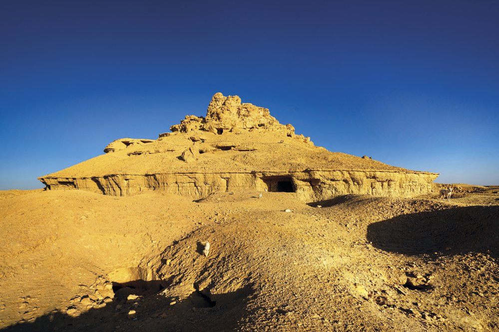 Hora mrtvých je skalní pahorek, do kterého bylo vytesáno na sedm set skalních hrobek