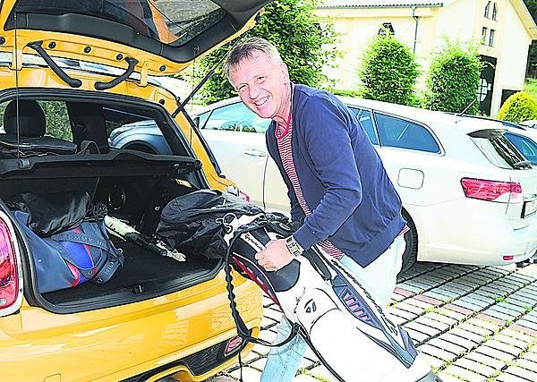 Dřív hodně sportoval a hrál golf, dnes sport spíše sleduje.