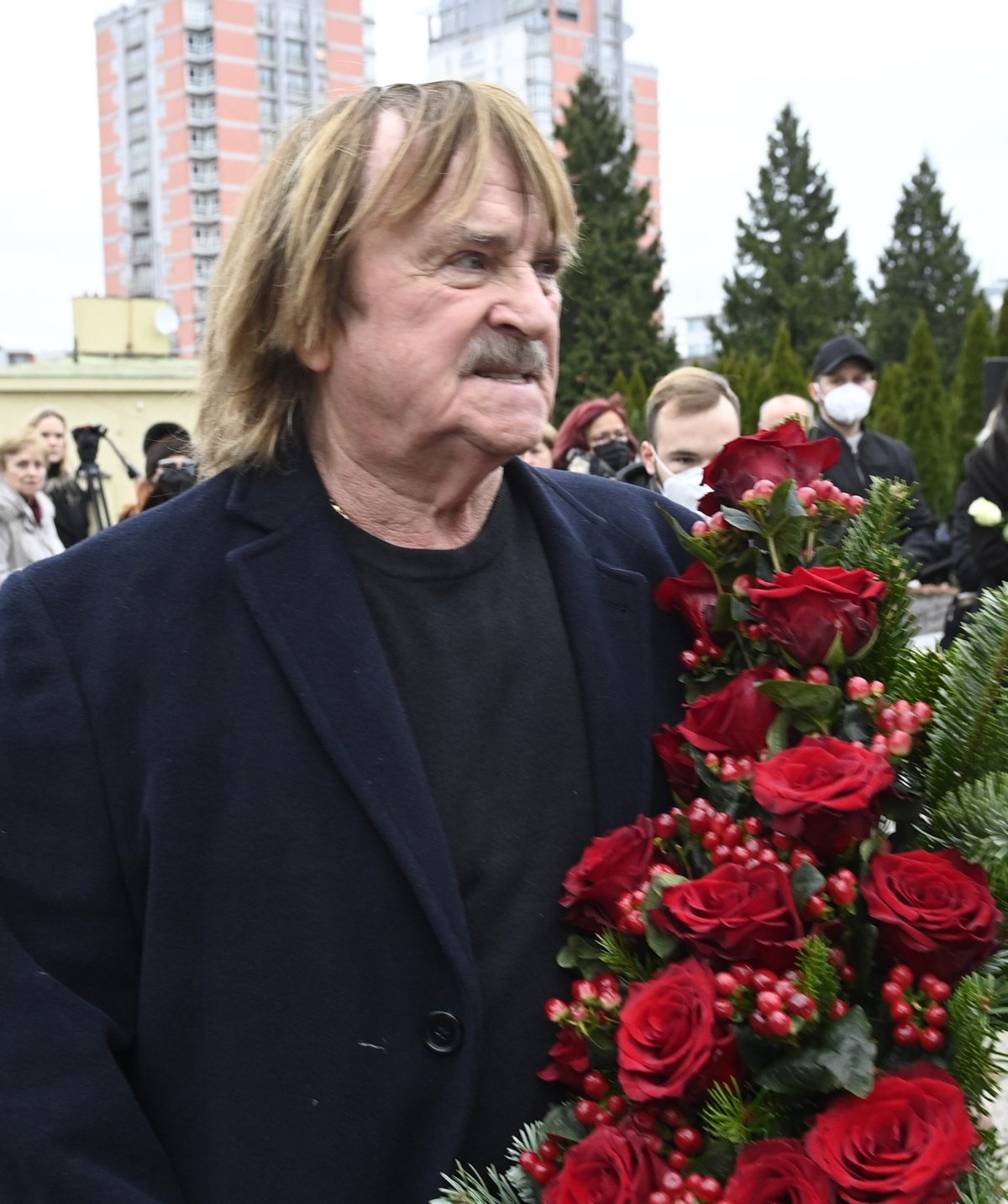 Hudebník Karel Vágner přichází na poslední rozloučení se zpěvákem a skladatelem Miroslavem Žbirkou, 19. listopadu 2021 ve strašnickém krematoriu v Praze. 