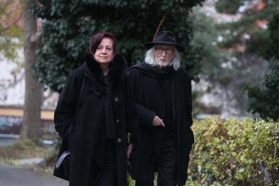 Manželé Jakubiskovi dorazili na pohřeb Miroslava Žbirky.