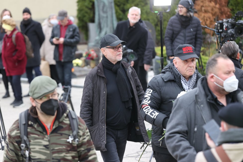 Příchody na pohřeb Mira Žbirky: Vašo Patejdl a Jožo Ráž (vpravo)