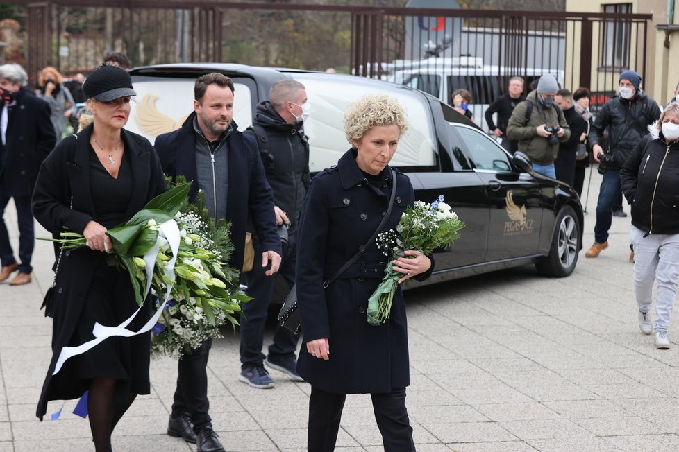 Příchozí hosté na pohřeb Mira Žbirky: Vendula Pizingerová se zpěvačkou Marthou.