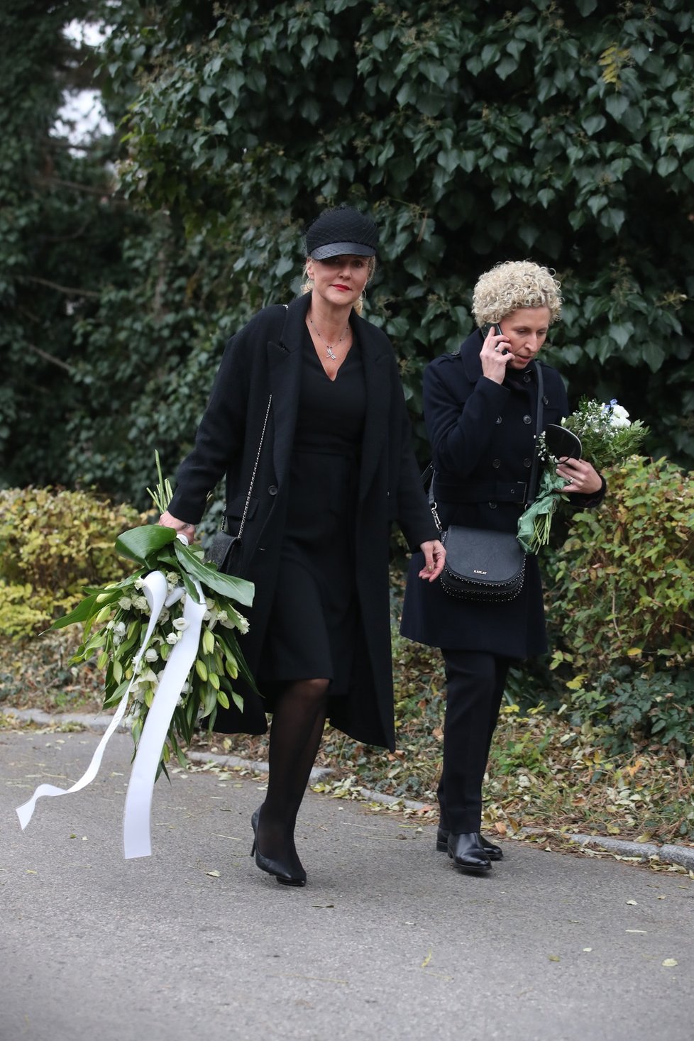 Vendula Pizingerová a zpěvačka Martha na pohřbu Mira Žbirky.