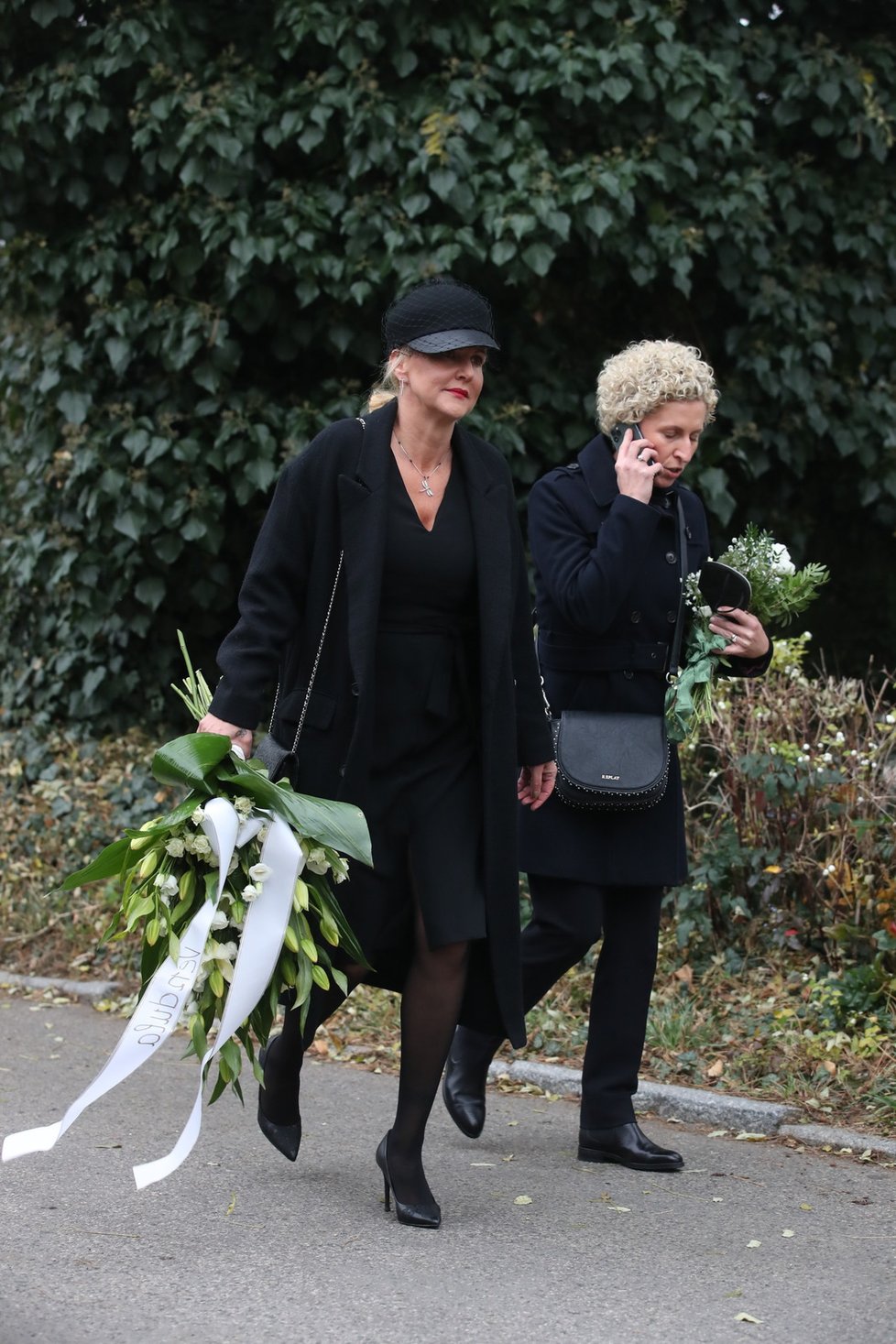 Vendula Pizingerová a zpěvačka Martha na pohřbu Mira Žbirky.