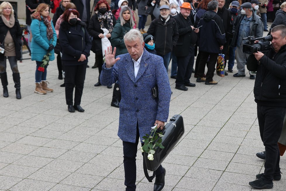 Příchozí hosté na pohřeb Mira Žbirky: Jaroslav Svěcený.