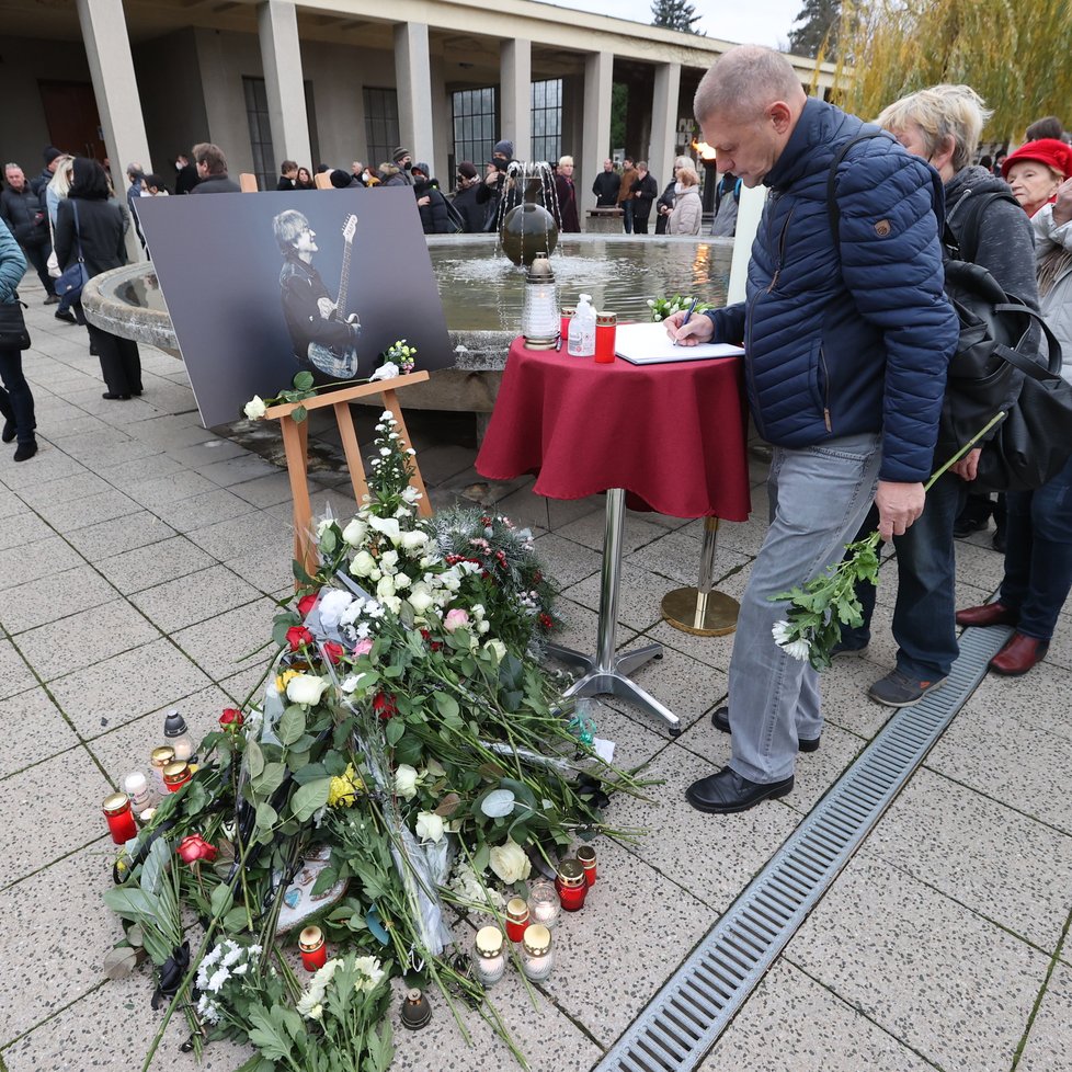 Pohřeb Mira Žbirky: Kondolenční kniha před strašnickým krematoriem.