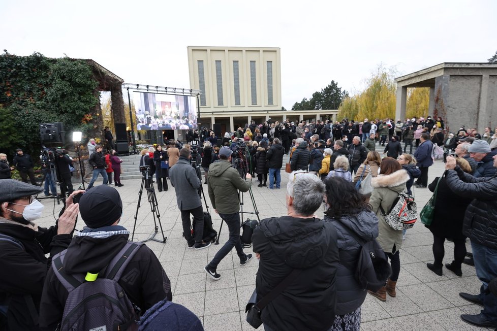 Smuteční ceremoniál za Mekyho Žbirku.