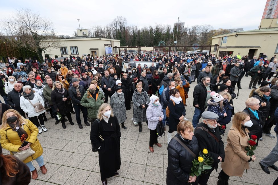 Poslední rozloučení s Mekym Žbirkou (†69).