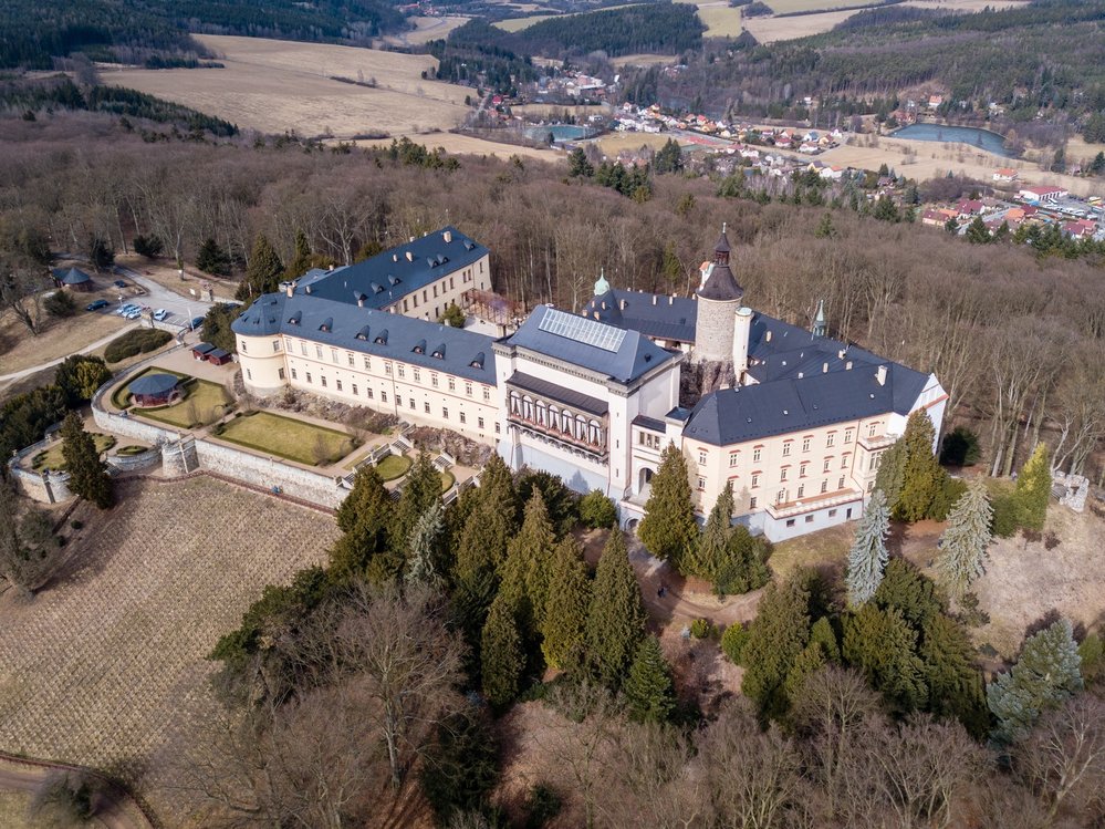 Zbirožský zámek leží na skále s unikátními fyzikálními vlastnostmi, která odráží a zesiluje rádiové vlny.