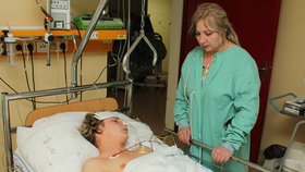 Těžce zraněný Petro leží v břeclavské nemocnici, kde ho denně navštěvuje maminka Oksana.