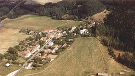 Zblovice, ležící kousek od hradu Bítova a Vranova nad Dyjí, jsou jedním z nejodlehlejších koutů ČR. Žádný ze zdejších obyvatel se zatím nenakazil koronavirem.