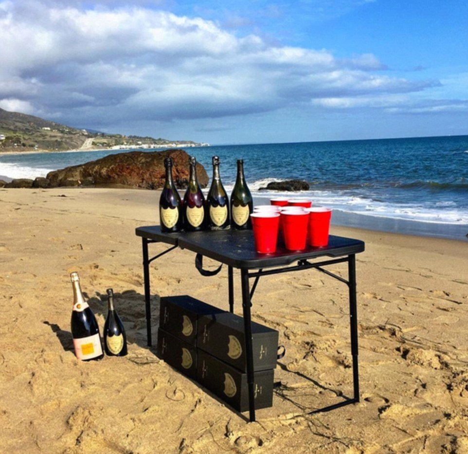 Beer pong s pivem? Nikoliv, jen s nejlepším šampaňským.