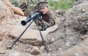 Ruský dobrovolník hrající ruského vojáka s lehkým kulometem