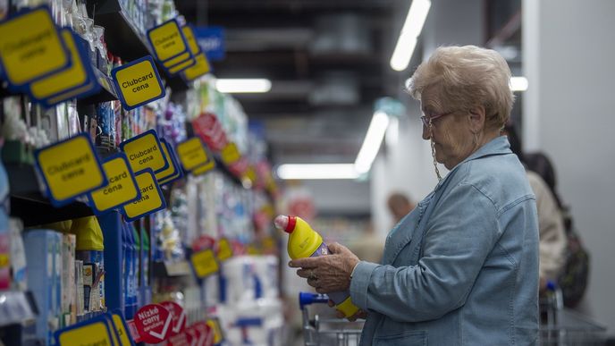 Žena zvažuje, zda se cena zboží střetává s jejími představami. Žena zvažuje, zda se cena zboží střetává s jejími představami.