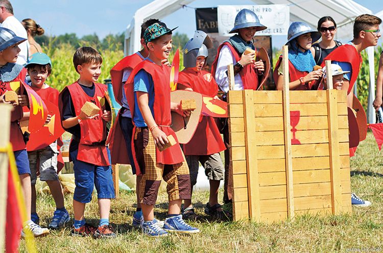 Papírové helmy a zbroj z překližky v akci