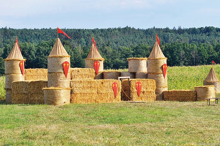 Papírové helmy a zbroj z překližky v akci