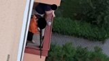V Ostravě střílel z balkonu muž z pušky! Pálil i po policistech!