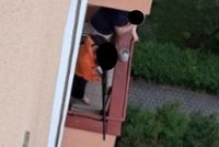 V Ostravě střílel z balkonu muž z pušky! Pálil i po policistech!