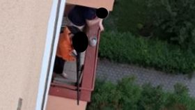 Opilý muž (25) střílel z balkonu bytu v Ostravě z airsoftové pušky.