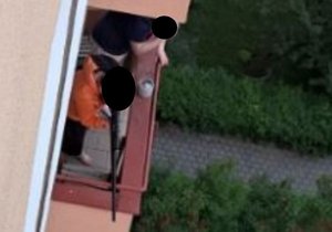 Opilý muž (25) střílel z balkonu bytu v Ostravě z airsoftové pušky.