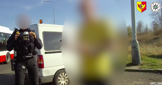 Hlídka pražské policie zadržela řidiče (51), byl zfetovaný a vezl zbraně, zbrojní průkaz neměl.